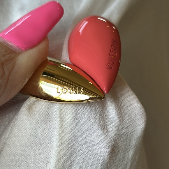 NWOT LOUIS VUITTON CREAM COLORED TOP W/ LV HEART SHAPED PIN SIZE SM.  FABULOUS! - Picture 3 of 12